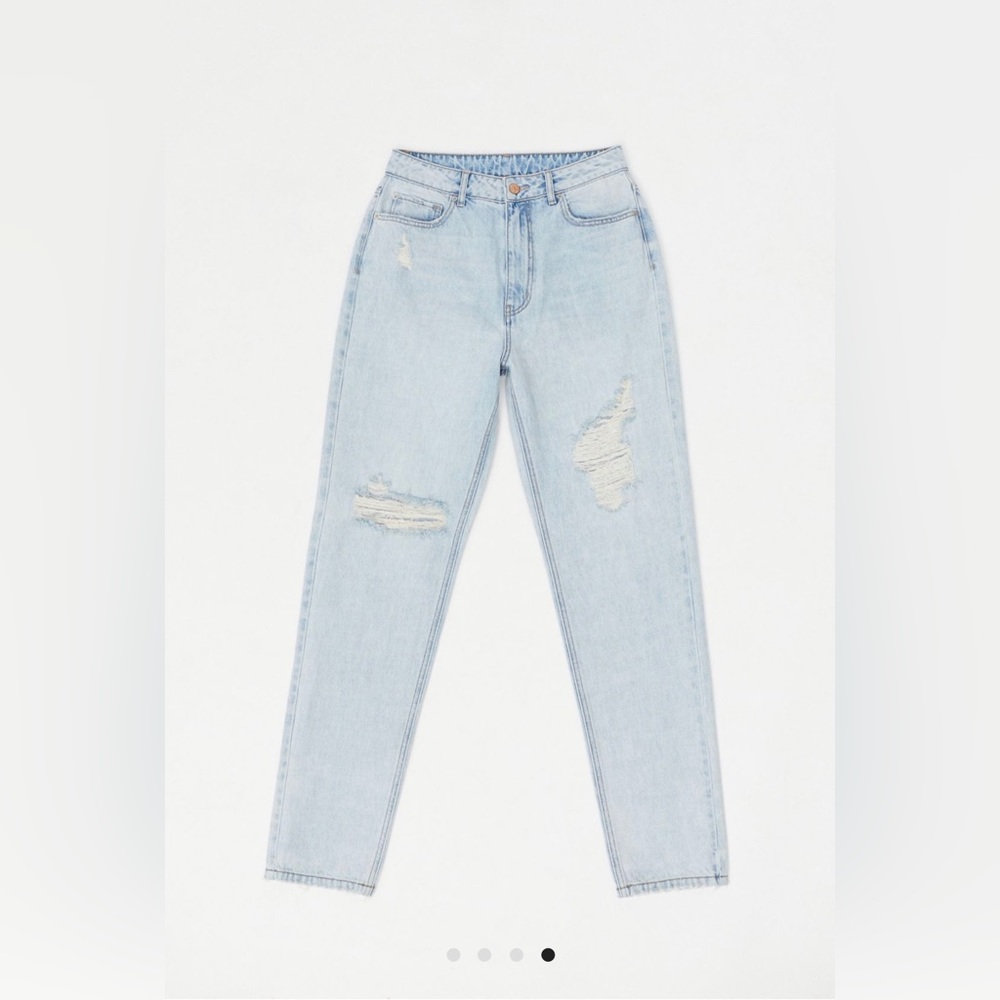 NWT-UO BDG Heigh Waisted Mom Jeans Ripped Light Wash Size 26